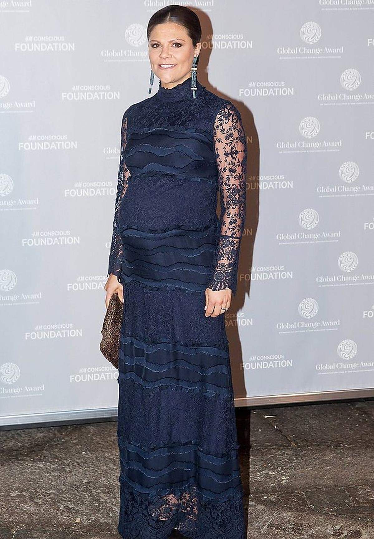 Ihren letzten Auftritt vor der Geburt von Prinz Oscar 2016 legte Kronprinzessin Victoria in einem kompletten Outfit von H&amp;M Conscious hin - bei einer Veranstaltung der schwedischen Marke.