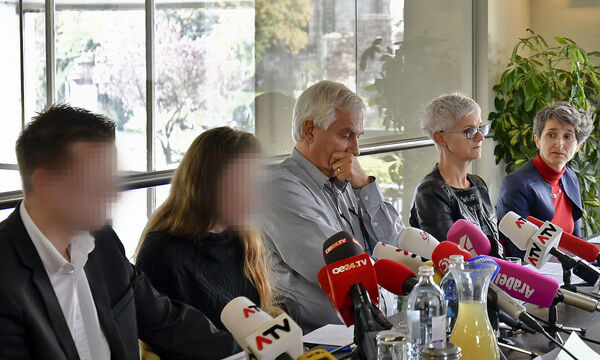 Sohn und Tochter des steirischen Arztes, Patrick Frottier (Facharzt für Psychiatrie), Maria Rösslhumer (Verein Autonome Österr. Frauenhäuser) und Katharina Beclin (Institut f. Kriminologie und Strafrecht) bei der Presseknferenz am Mittwoch