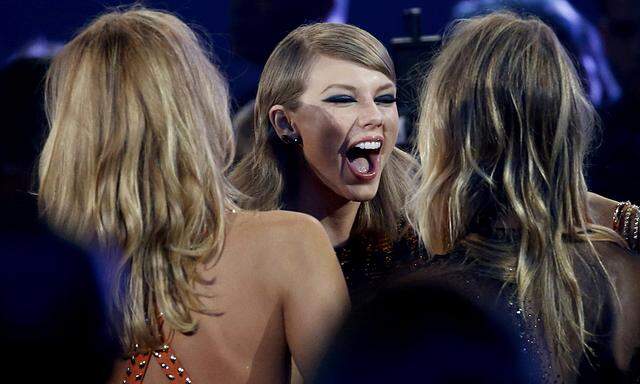 Taylor Swift reacts as she heads to the stage to accept the award for best female video for ´Blank Space´ at the 2015 MTV Video Music Awards in Los Angeles