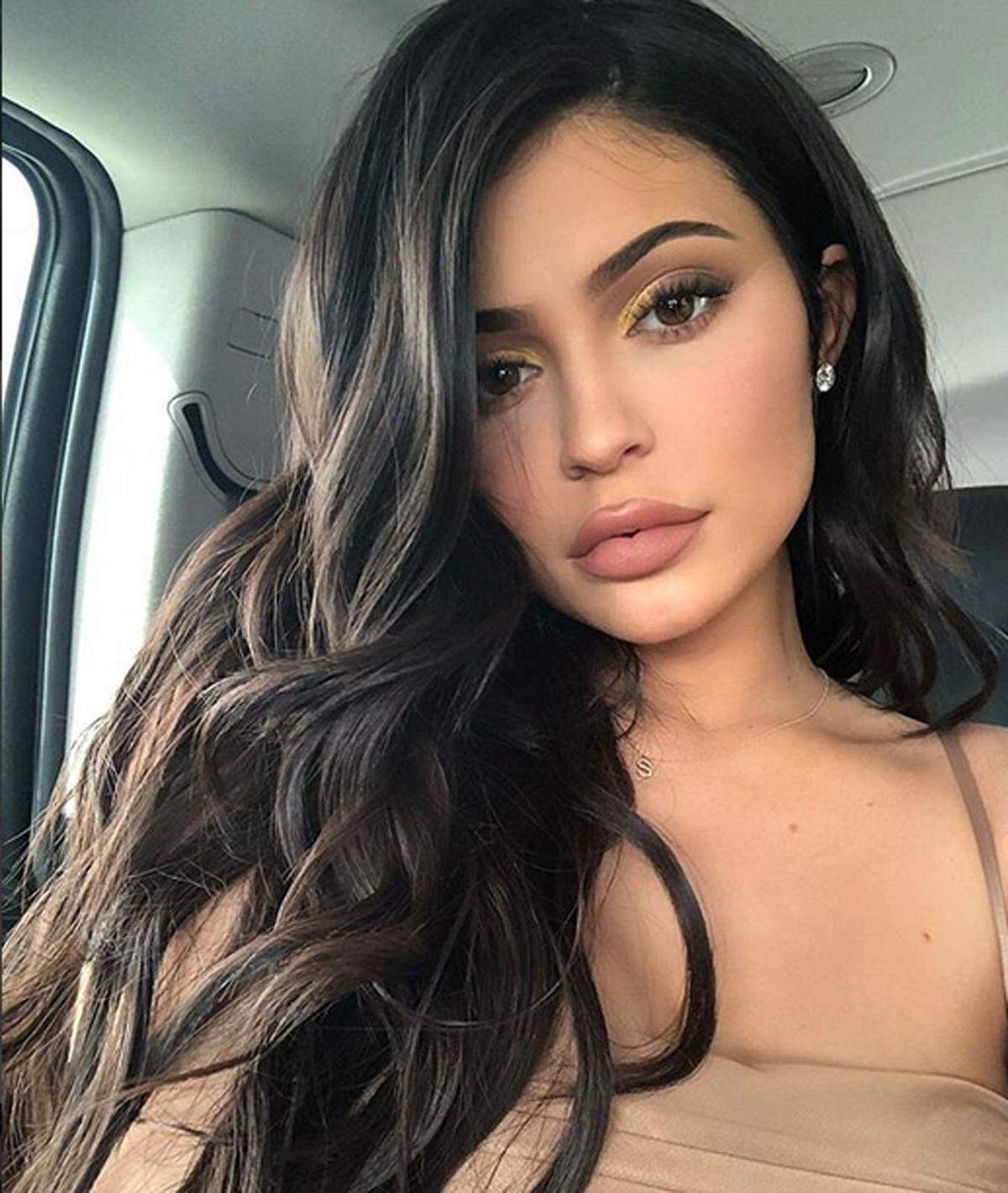 Ein ungewöhnlicher Schritt für Kylie Jenner, die sich zum ersten Mal mit 16 Jahren die Lippen aufspritzen ließ. Ein Junge soll damals überrascht gewesen sein, dass sie mit dünnen Lippen gut küssen könne. Das habe sie sehr verletzt, berichtete Kylie Jenner in der Reality-TV-Show "Keeping up with the Kardashians" zu ihren Beweggründen.