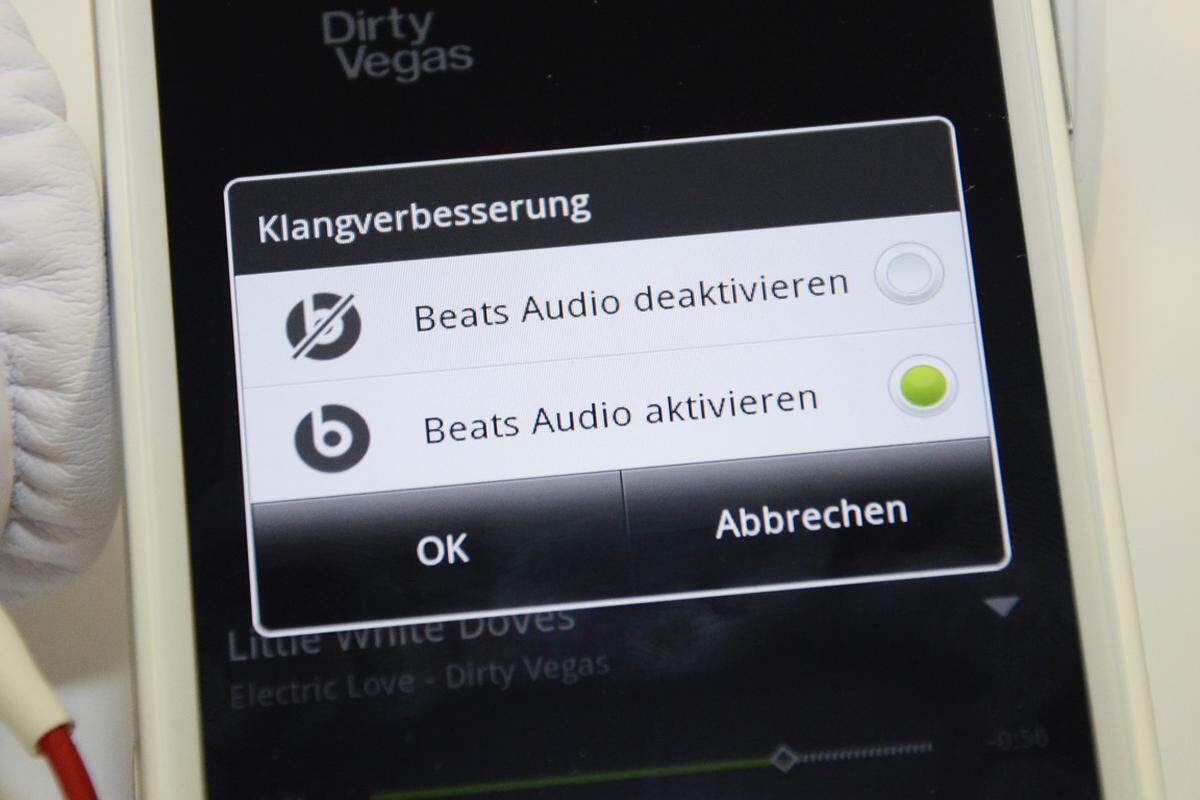Die Klangverbesserung ist aber nur in der HTC-Musiksoftware verfügbar. Wer alternative Player oder Dienste wie Spotify nutzen will, muss den Standard-Sound akzeptieren. Ohne die Optimierung klingt alles etwas dumpf und zu basslastig, selbst mit den recht guten In-Ear-Kopfhörern.