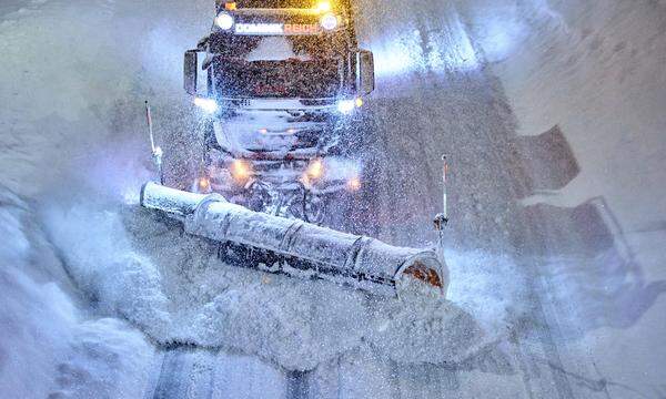 Starke Schneefälle sorgen in Bayern für zahlreichen Verkehrsunfälle und Zugausfälle.