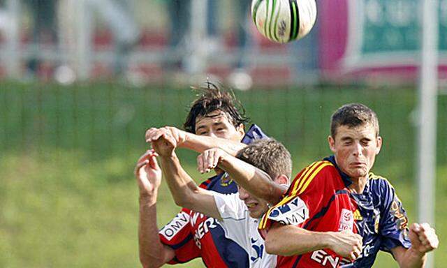 Bild zeigt Hannes Eder (Rapid), Michael Novak (St. Veit) und Christopher Drazan (Rapid). 