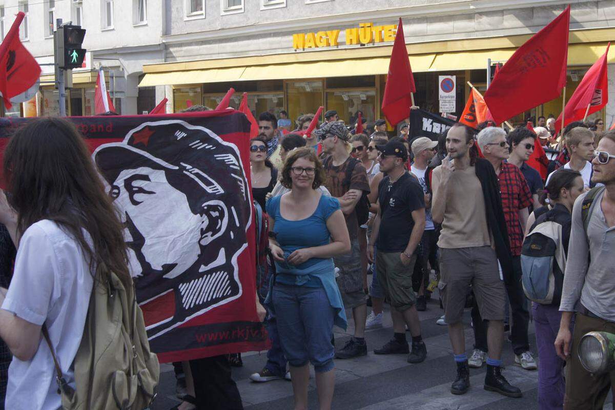 Die Demonstration verlief bis auf weiteres friedlich und ohne Zwischenfälle.