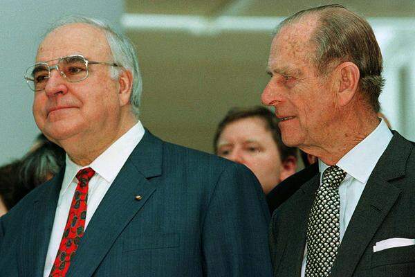 Der damalige Bundeskanzler Helmut Kohl staunte nicht schlecht, als ihn Prinz Philip bei einem Besuch der Hannover-Messe im April 1997 mit "Guten Tag, Herr Reichskanzler" begrüßte.