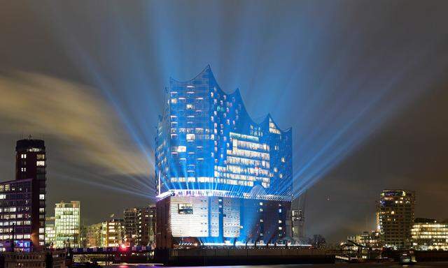 Prachtstück. Die besten Architekten der Welt seien Herzog und de Meuron, sagt Karl Lagerfeld. Die von ihnen geplante Elbphilharmonie wurde Ende 2016 fertiggestellt und bewog den Designer, der Stadt eine Kollektion zu widmen.
