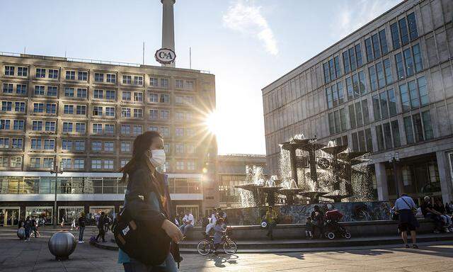 Die Zahl der Neuinfektionen mit dem Coronavirus ist in Deutschland sprunghaft angestiegen. Im Bild eine Aufnahme vom Berliner Alexanderplatz.
