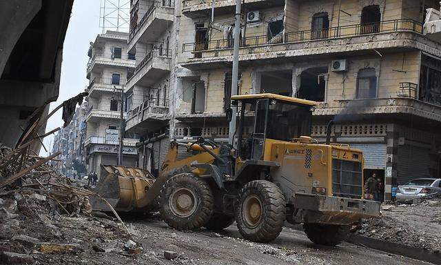 In Aleppo lässt die Regierung die Straßen vom Schutt räumen, in anderen Teilen Syriens wird weiter gekämpft.