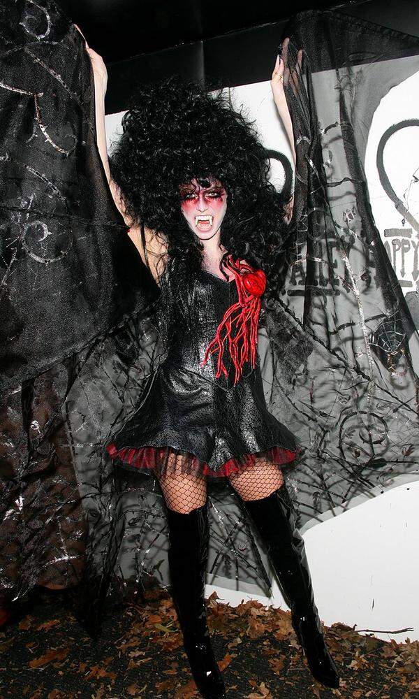 Kein alltägliches Vampirkostüm präsentierte Klum 2005. Mit schwarzer Lockenperücke, riesigen Flügeln und einem blutenden Herz hätte sie auch bestimmt Graf Dracula gefallen.