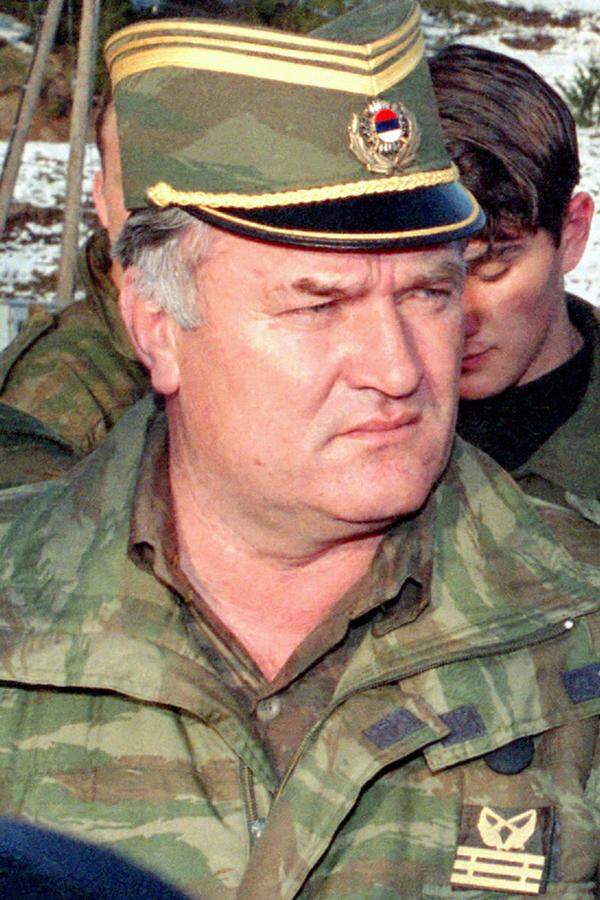 Hinzu kam, am selben Tag, ein Angriff durch den bosnischen Soldaten Ramiz Delalić. Er schoss auf eine Hochzeitsgesellschaft und tötete dabei den Serben Nikola Gardovic. Der Angriff gilt auf serbischer Seite als einer der Auslöser für den Bosnienkrieg.Als die Europäische Union die Autonomie Bosnien-Herzegowinas am 6. April anerkennt, beginnt endgültig das militärische Agieren. „Bombardiert sie, bis sie wahnsinnig werden“, befiehlt der Serben-General Ratko Mladic (Bild). In der Folge wird Sarajevo eingekesselt und unter Beschuss genommen.
