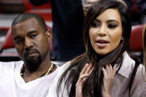 Das TV-Sternchen Kim Kardashian und der Rapper Kanye West erwarten 2013 ihr erstes Kind. West verkündigte die Nachricht bei einem Konzert in Atlantic City im US-Bundesstaat New Jersey, bei dem Kardashian im Publikum saß. "Stoppt die Musik und macht Lärm für die Mutter meines Babys", rief West auf der Bühne.