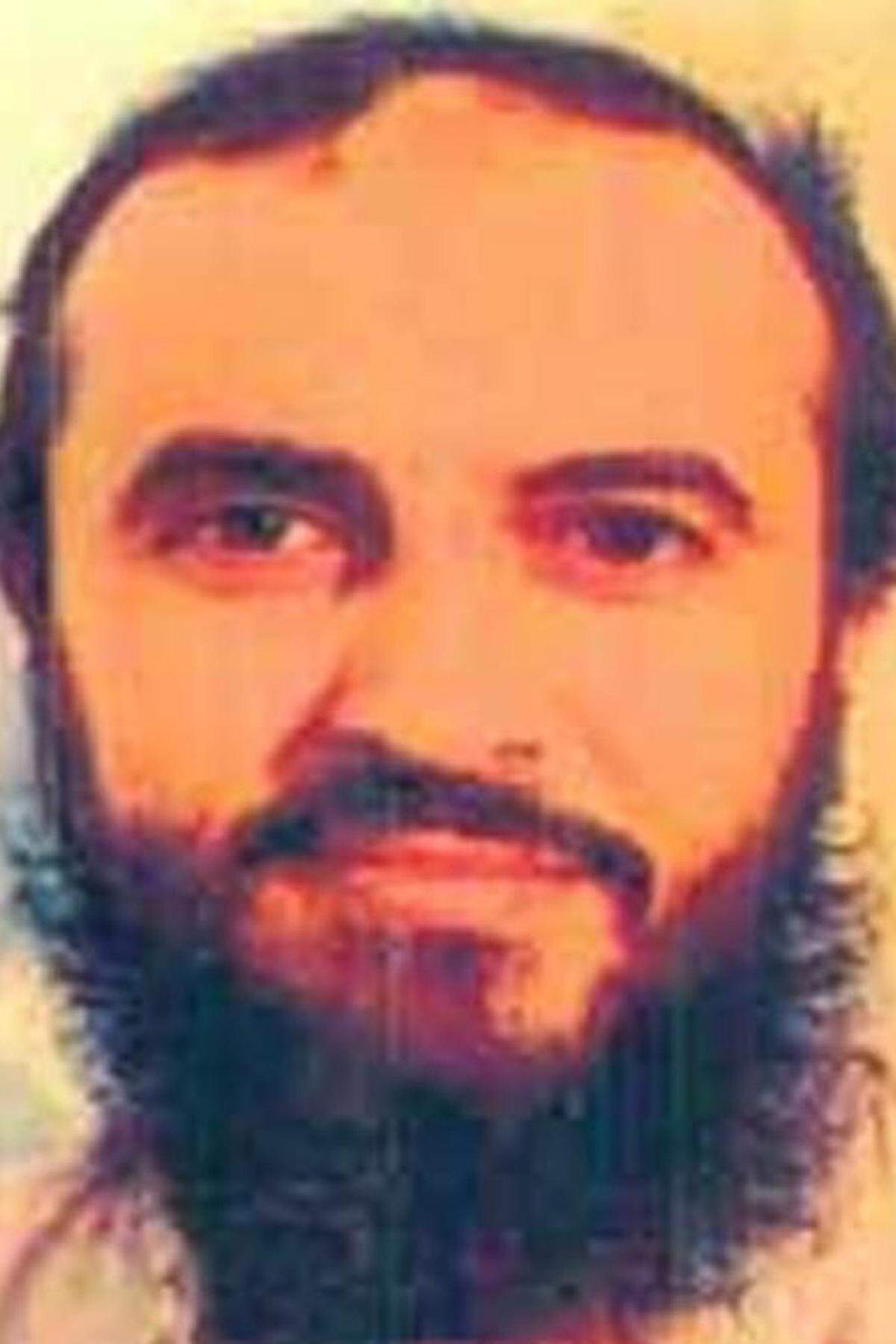 Der Jemen ist seit vielen Jahren eine Hochburg der al-Qaida. Bereits im Oktober 2000 wurde vor der Küste ein Sprengstoffanschlag auf das US-Kriegsschiff „U.S.S. Cole“ verübt. Einer der Drahtzieher war Jamal Ahmad Mohammed al-Badawi. Er wurde im Jemen verhaftet. Seit seinem Gefängnisausbruch 2006 ist er auf der Flucht.