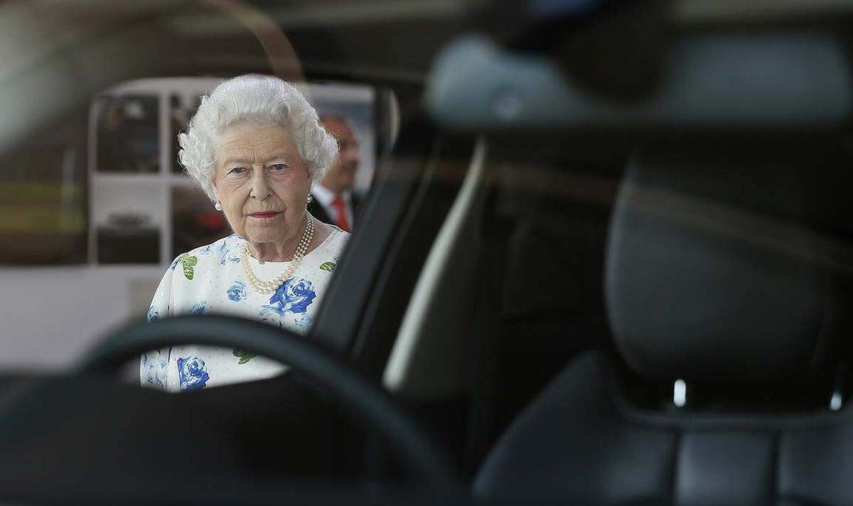 Den Thron hatte sie aber bereits nach dem Tod ihres Vaters George VI. am 6. Februar 1952 bestiegen. Das diamantene Thronjubiläum hatte die Queen im vergangenen Jahr mit vielen Festivitäten begangen.