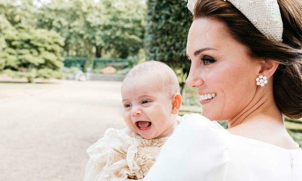 Kurz davor veröffentlichte der Kensington-Palast auch die offiziellen Tauffotos von Prinz Louis, dem jüngsten Cambridge-Spross. Eines der Bilder zeigte Mama Catherine alleine mit ihrem erst wenige Monate alten Sohn auf dem Arm im Freien.