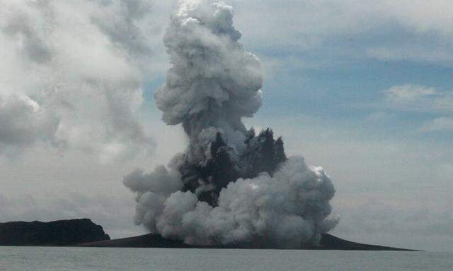 Aufnahme einer Eruption des Vulkans Hunga Tonga am Tag vor dem riesigen Ausbruch am Samstag. 