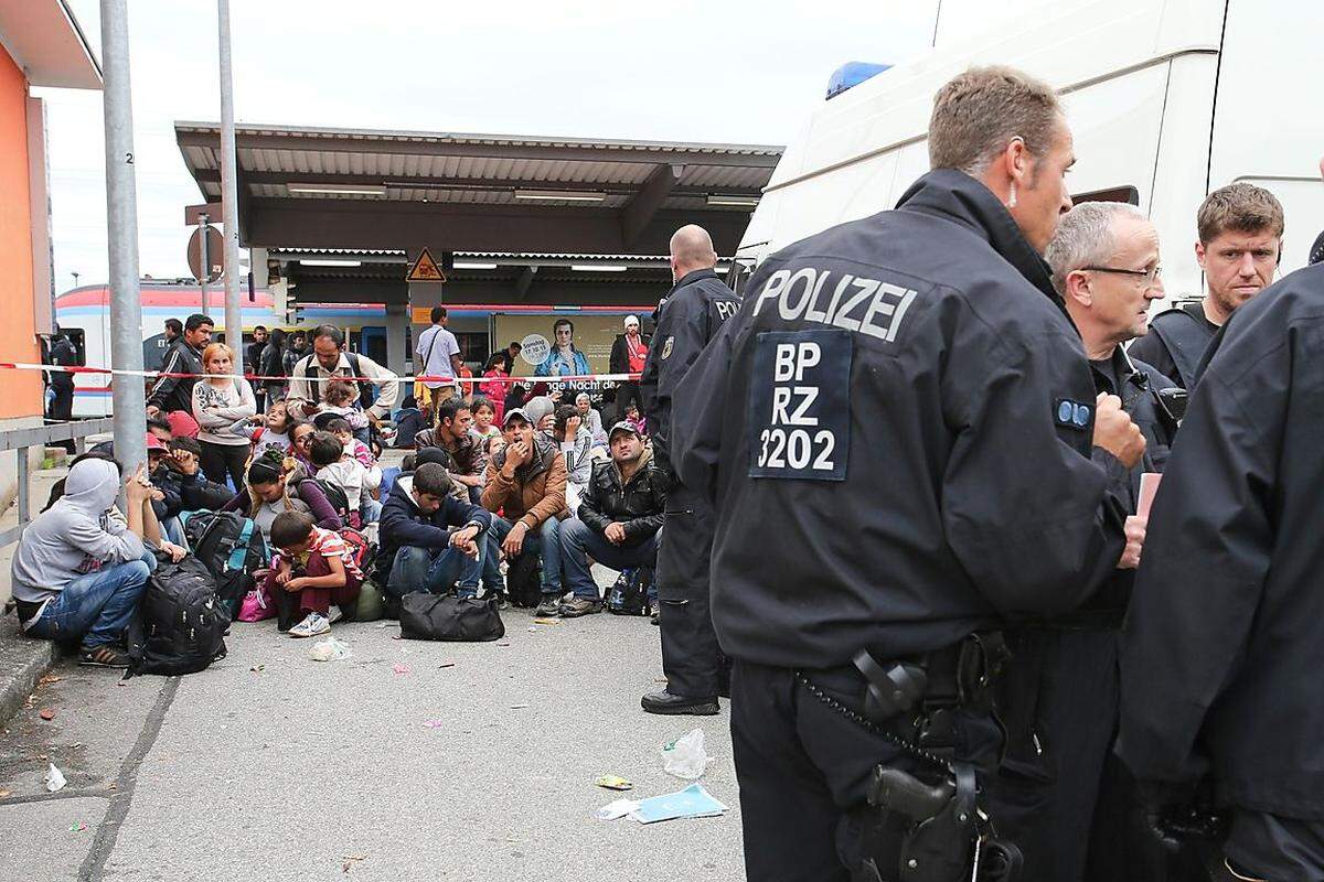Flüchtlinge, die am Montagnachmittag bei Freilassing (Bayern) aus einem Zug geholt wurden.