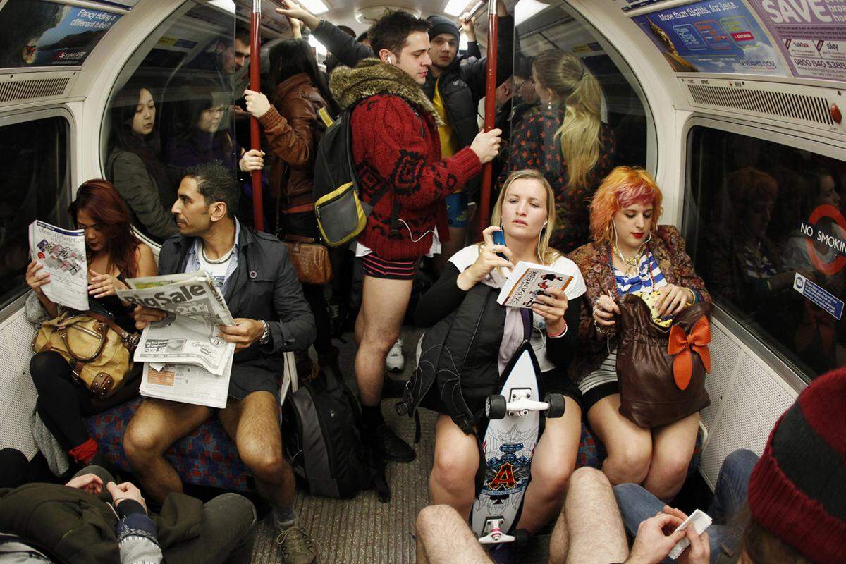 Ein skurriles Bild gibt die U-Bahn am "No Trousers Day", also am "Keine Hosen Tag", wie hier im Jänner 2012.