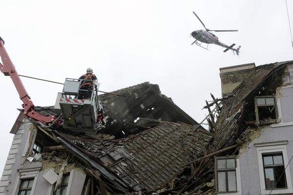 Auch ein Polizeihubschrauber kreiste zwischenzeitlich über dem Objekt.