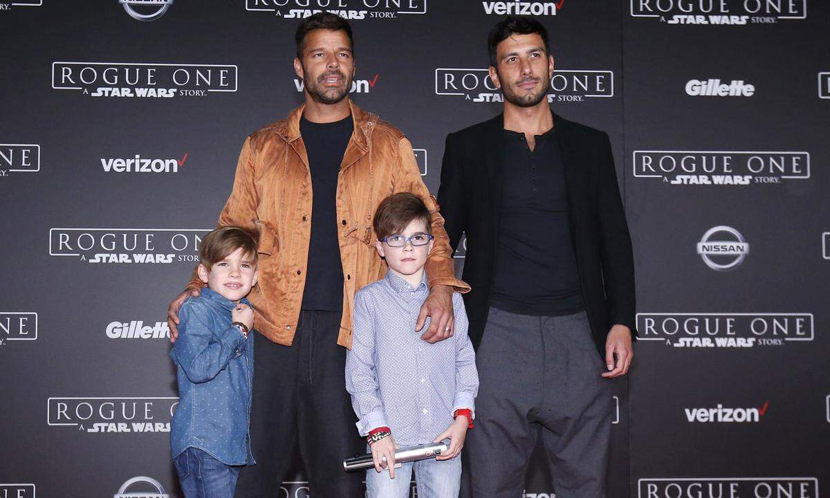 Der Sänger Ricky Martin ist ebenfalls mit Hilfe einer Leihmutter alleinerziehender Vater geworden. Die Zwillinge Matteo und Valentino wurden im August 2008 geboren. Er habe sich für eine Leihmutter entschieden, da dies im Vergleich zu einer Adoption die "schnellere Option" gewesen sei, sagte Martin.