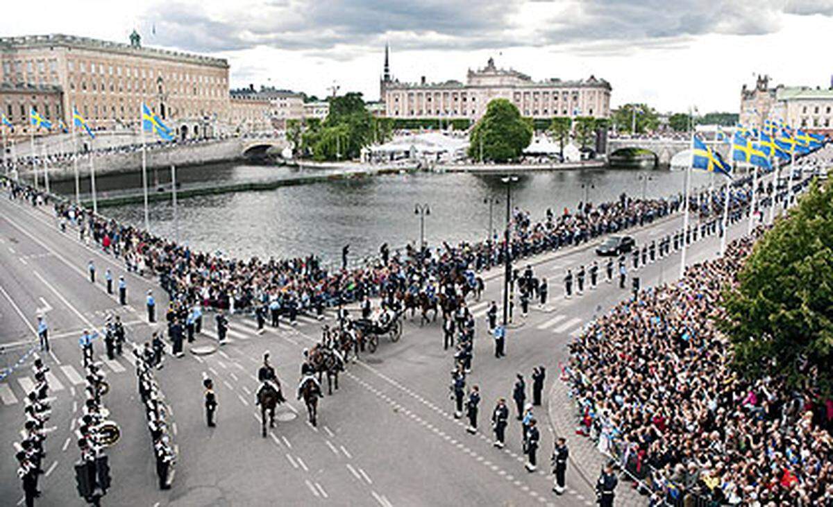 Die Begeisterung der Schweden hat die Erwartungen weit übertroffen. Mehrere hunderttausend Schaulustige feierten das Paar, hieß es am Abend. So froh wie die populäre Thronfolgerin und ihr Ehemann nach der Krönung ihrer achtjährigen Beziehung wirkten, so froh schienen an diesem Tag auch die Schweden zu sein.