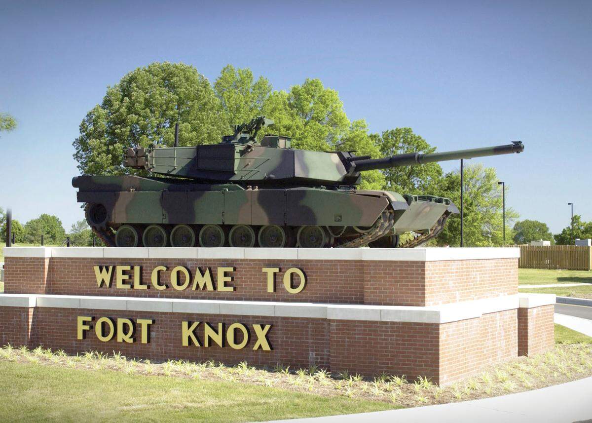 Das Goldlager in Fort Knox in Kentucky ist berühmt für sein ausgeklügeltes Sicherheitskonzept. Es ist praktisch unmöglich, sich gewaltsam Zutritt zu diesem Gebäude zu verschaffen. Abgesehen vom hochmodernen Sicherheitssystem gibt es zwei Wachen am Eingang, einen Stahlzaun um das Gebäude und einen Wachturm an jeder Ecke. Zudem liegt es in unmittelbarer Nähe eines Militärstützpunktes, dessen 12.000 Soldaten sofort im Einsatz sein könnten, um die US-Goldreserven zu verteidigen. Im Zweiten Weltkrieg wurden hier die kostbarsten Schätze und wichtigsten Dokumente aus aller Welt aufbewahrt, heute lagern hier 2,5 Prozent aller Goldreserven der Erde.