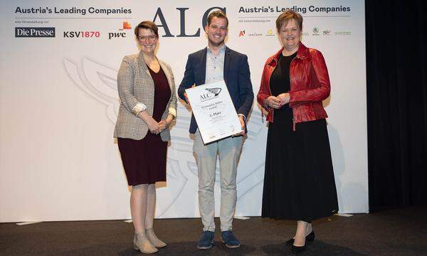 Auszeichnung Top-Kleinbetriebe, Kategorie National - 2. Platz für die Harmonika Müller GmbH: Casino Velden-Direktorin Marion Rosenender (l.) und die WK Kärnten-Vizepräsidentin Astrid Legner zeichnen Harmonika Müller-Geschäftsführer Marcel Müller aus.