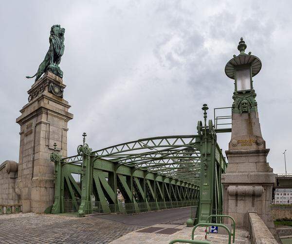 Das Nussdorfer Wehr, auch die Schemerlbrücke genannt, ist ein Bau Otto Wagners am Beginn des Donaukanals. Im Wehr ist ein Laufkraftwerk eingebaut: Das Kleinwasserkraftwerk ist ausgestattet mit 12 Matrix-Turbinen und erzeugt mit einer Leistung von 4,8 MW jährlich rund 28 GWh Strom.
