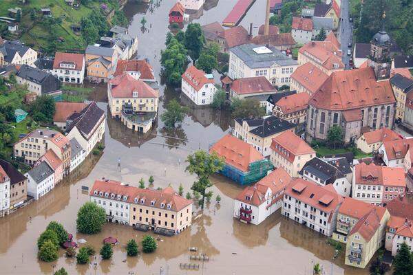 In Königsstein in Sachsen wurde die Altstadt bereits vollkommen von der Elbe überflutet.