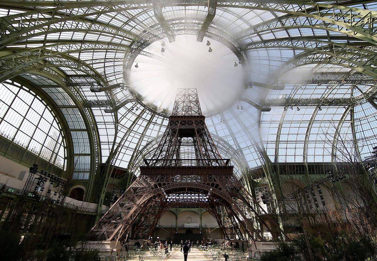 Als gigantische Kulisse war der untere Teil des Pariser Wahrzeichens im Grand Palais nachgebaut worden.