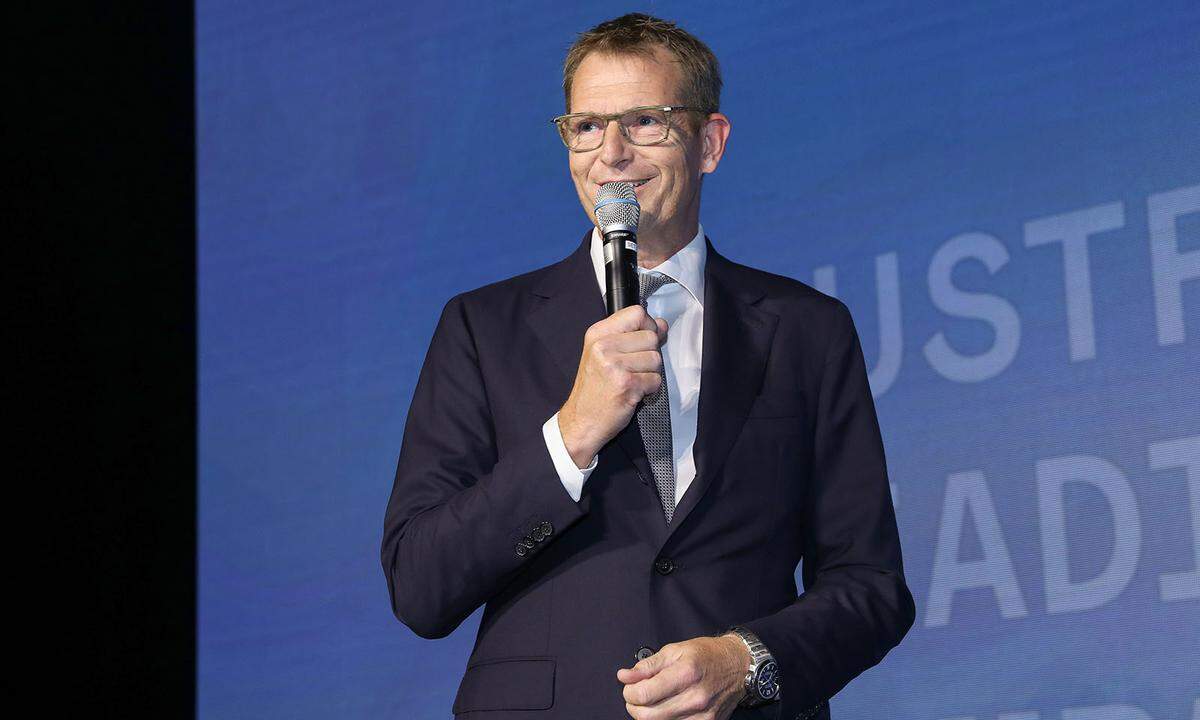 „Presse“-Geschäftsführer Andreas Rast begrüßt die Vorarlberger Wirtschaftstreibenden.