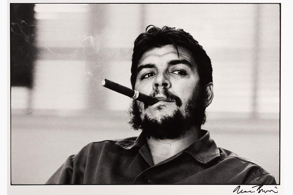 Er ist "zwei Stunden lang um Che Guevara herumgetanzt" und saß mit Pablo Picasso und einer Musikkapelle im Hotelzimmer: Rene Burri machte sich ab Mitte der 50er Jahre als Pressefotograf einen Namen. Sein Porträt Guevaras ging um die Welt. René Burri: Che Guevara, Havanna 1963