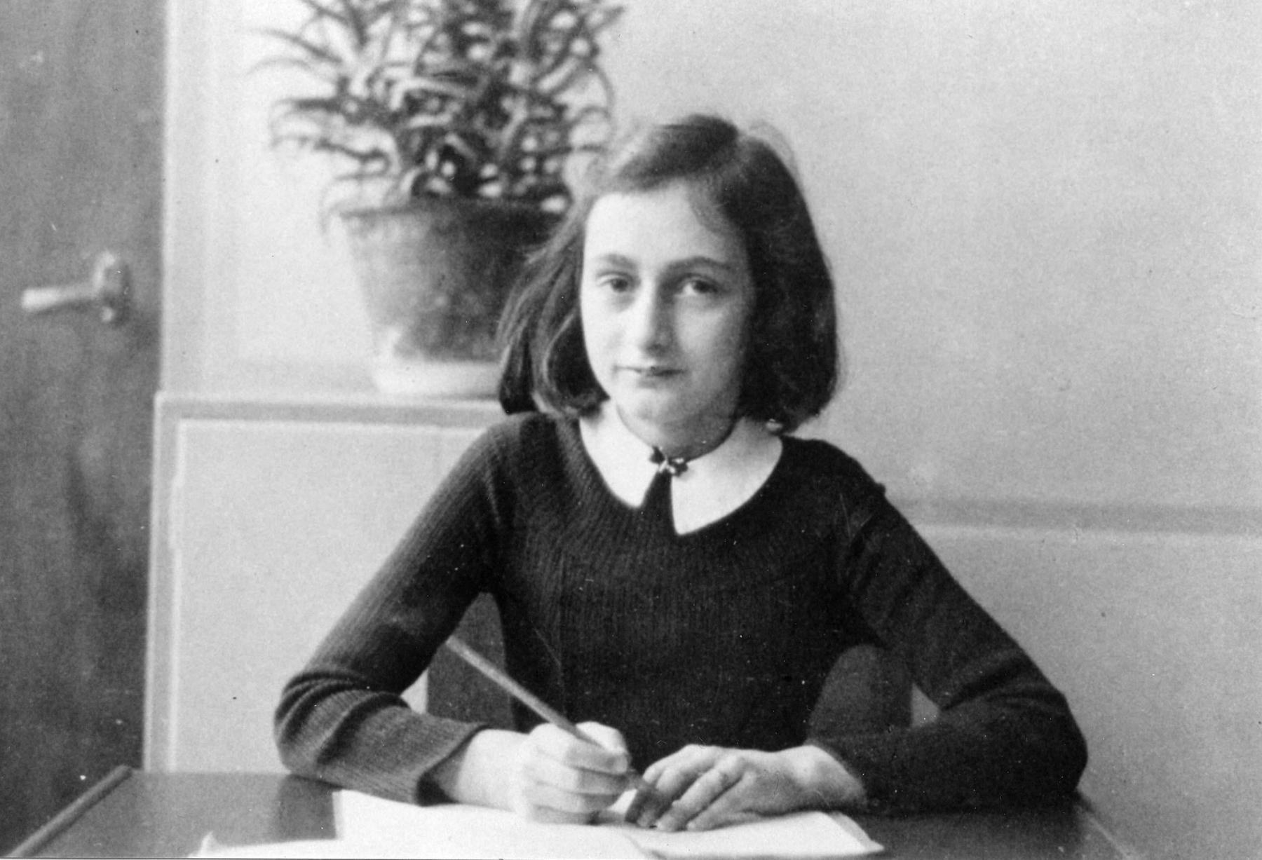 Potsdam streitet über Anne-Frank-Bild mit Palästinensertuch