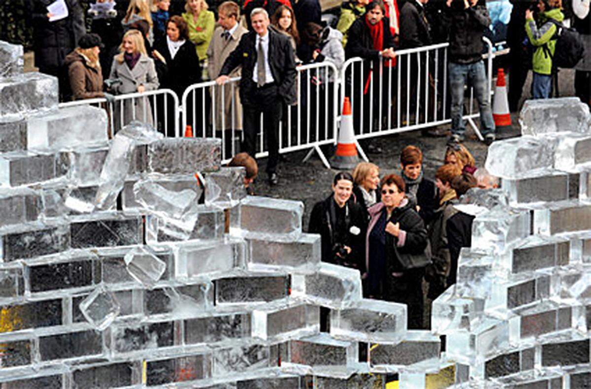 Die Installation "Work in Progress" des in Dresden geborenen Künstlers Benjamin Walther und seiner aus Wales stammenden Frau Manon Awst fing bei plus zehn Grad wie geplant sofort zu schmelzen an.