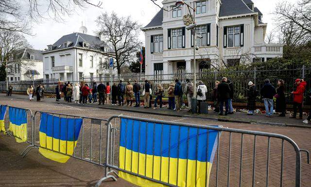 In Den Haag begrüßten Ukraine-Flagge jene Auslands-Russen, die in den Niederlanden an der russischen Wahl via Botschaft teilnahmen.
