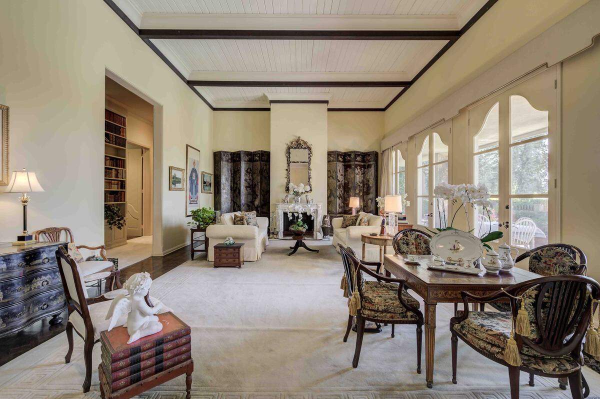 Die aktuell um 7,4 Mio. Euro bei Engel &amp; Völkers zum Verkauf stehende Villa in Beverly Hills weist eine Vielzahl für Woolf typische Elemente auf. Dazu zählen etwa hohe Doppeltüren, ein Mansardendach und viel Sinn für Symmetrie.