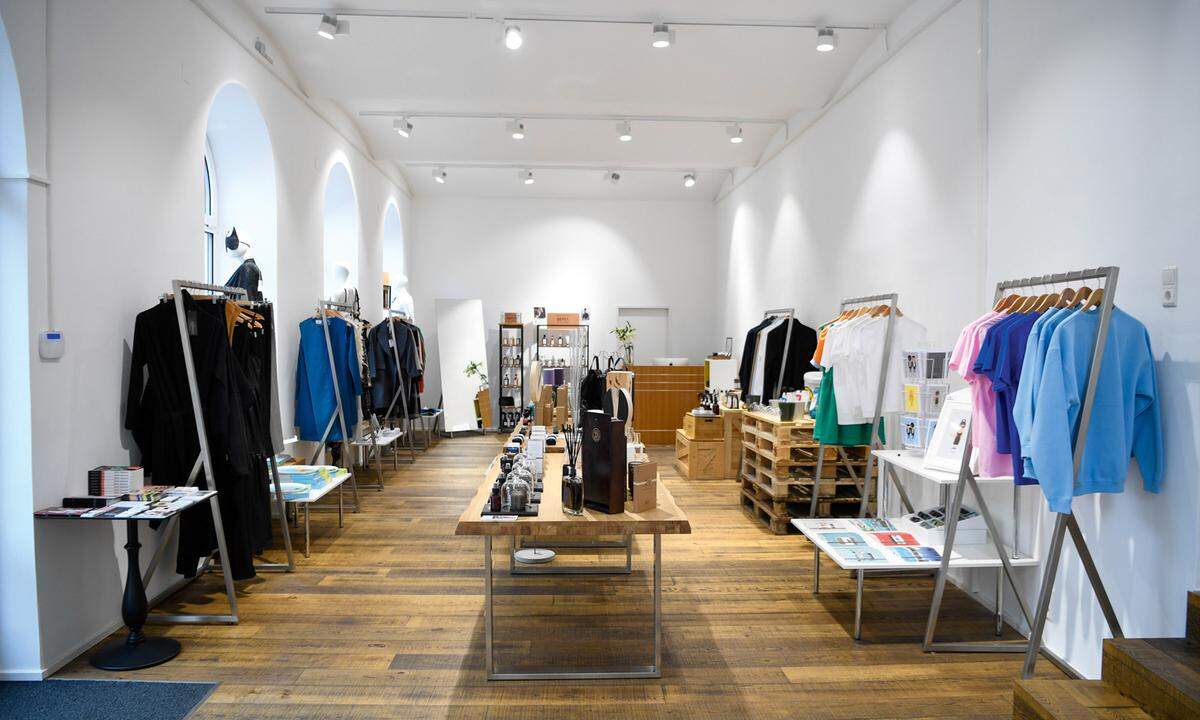 Runway. Der Konzeptstore wurde neu umgestaltet und setzt auf ein vielfältiges Sortiment. Ab nun findet man hier Avantgardemode für Männer und Frauen, coole Streetwear und ausgefallene Home-Accessoires. Kirchengasse 48, 1070 Wien.