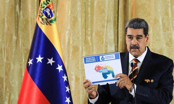 Ein Bild vom 3. April. Der venezolanische Präsident, Nicolás Maduro, zeigt eine Karte Venezuals, die Teile des Nachbarlands Guyanas beinhalten.