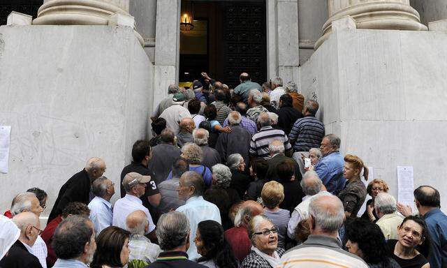 Bilder, die künftig vermieden werden sollen: Im Juli 2015 drängten aufgebrachte griechische Pensionisten in eine Bank in Thessaloniki, da sie um die Auszahlung ihrer Renten bangten.