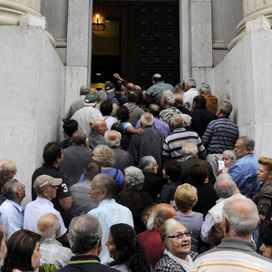 Bilder, die künftig vermieden werden sollen: Im Juli 2015 drängten aufgebrachte griechische Pensionisten in eine Bank in Thessaloniki, da sie um die Auszahlung ihrer Renten bangten.