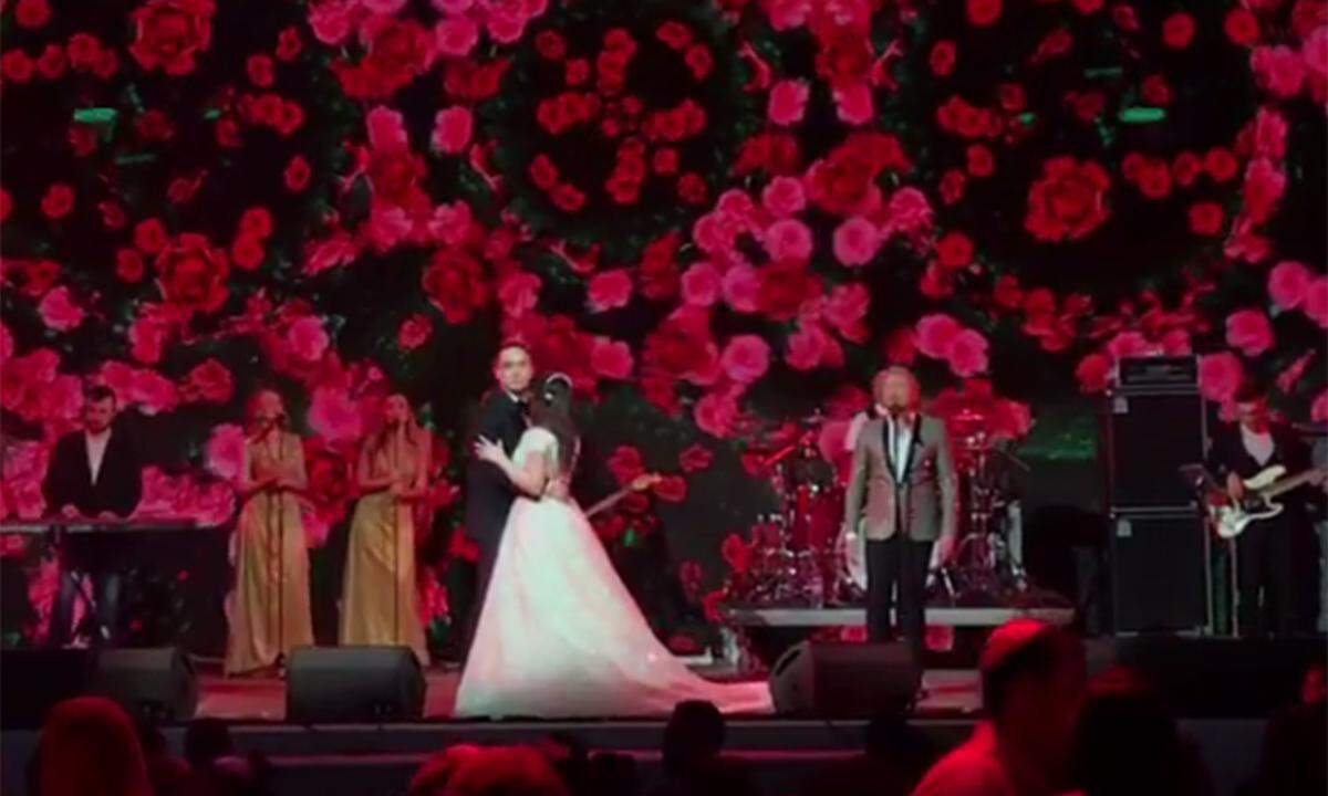 Auch andere Tänzer und Sänger wurden auf die Bühne gebeten. Auf internationale Stars musste die anwesende Gästeschar im Vergleich zu anderen russischen Mega-Hochzeiten jedoch verzichten.