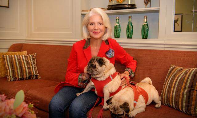  Christiane Hörbiger beim Interview mit ihren Hunden Victor und Loriot. Die Schauspielerin wird am 13. Oktober 80 Jahre alt. 