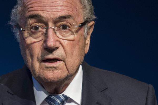 "Die Wahlen sind vorbei, aber die Verwicklungen der Fifa  haben kein Ende genommen in dem Skandal."Joseph Blatter hat völlig überraschend seinen Rücktritt als Präsident des Fußball-Weltverbandes (FIFA) angekündigt.
