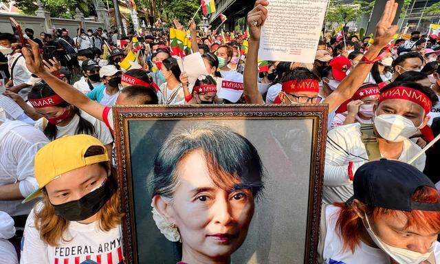 Kampf für Demokratie: In Bangkok fordern Exil-Burmesen das Ende der Militärdiktatur in ihrer Heimat und die Enthaftung von Nobelpreisträgerin Aung San Suu Kyi. 