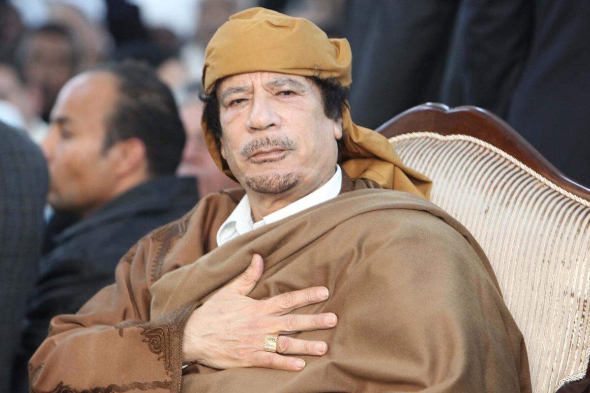 Libyens Revolutionsführer Muammar al-Gaddafi schlägt die Revolution im eigen Land brutal nieder. Bei Zusammenstößen zwischen Demonstranten und der Polizei Mitte Februar, setzte die Polizei Tränengas, Wasserwerfer und Gummigeschoße ein. Bei den heftigen Protesten im Februar setzten Demonstranten ein wichtiges Regierungsgebäude in der Hauptstadt Tripolis in Brand.