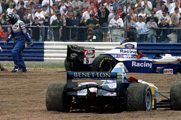 Hill misslingt in Silverstone ein Überholmanöver gegen den führenden Schumacher. Für beide ist das Rennen vorbei. Knapp zwei Monate später endet das Duell nach einer erneuten Attacke des Briten in Monza im Kiesbett. "Schumi" ignoriert Hills Entschuldigung.