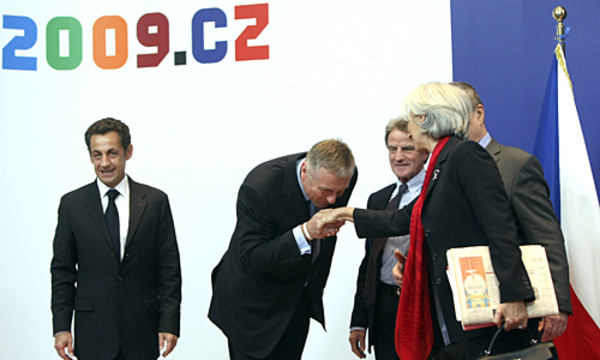 Der derzeitige EU-Vorsitzende Mirek Topolanek begrüßt die französische Delegation.