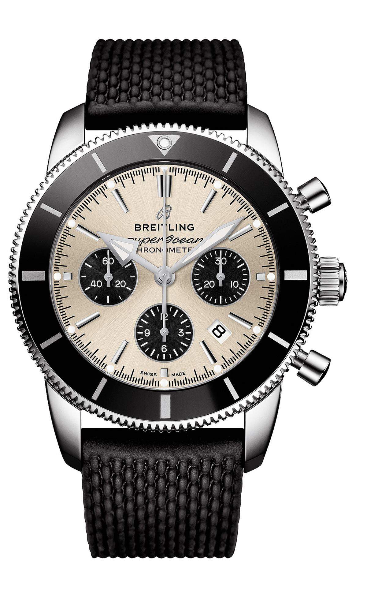 Breitling „Superocean Héri­tage II B01 Chronograph 44". Die neue Ausführung des Taucherchronographen von Breitling wurde von 46 auf 44 Millimeter verkleinert. Im Innern schlägt das automatische Manufakturkaliber B01 mit Schaltrad, augenblicklich springendem Datum und einer Gangdauer von über 70 Stunden.  