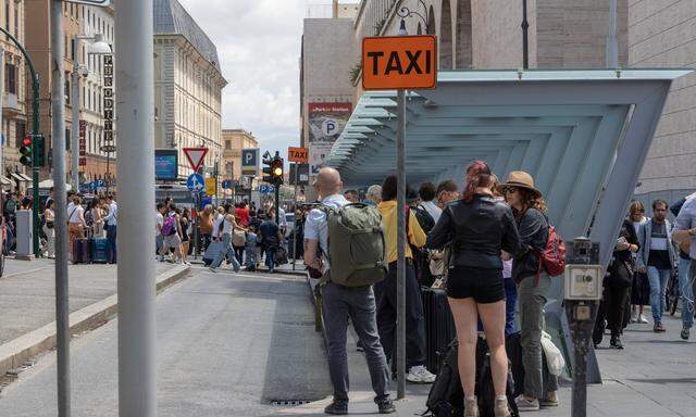 Italiens Taxifahrer sind durch starke Gewerkschaften vertreten, die seit Jahren gegen jeden Versuch, den Sektor zu liberalisieren und den Markt zu öffnen, wütend protestieren und streiken. In der Hauptstadt Rom mit seinen drei Millionen Einwohnern gibt es 7.600 Taxikonzessionen. Zum Vergleich: In der spanischen Hauptstadt Madrid mit 3,3 Millionen Einwohnern sind es doppelt so viele. Hinzu kommt, dass Roms Tourismus heuer so viele Besucher wie nie zuvor zählt. 