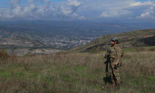 Kein friedliches Bergpanorama: Ein aserbaidschanischer Soldat blickt von einer früheren armenischen Stellung auf die Stadt Stepanakert.