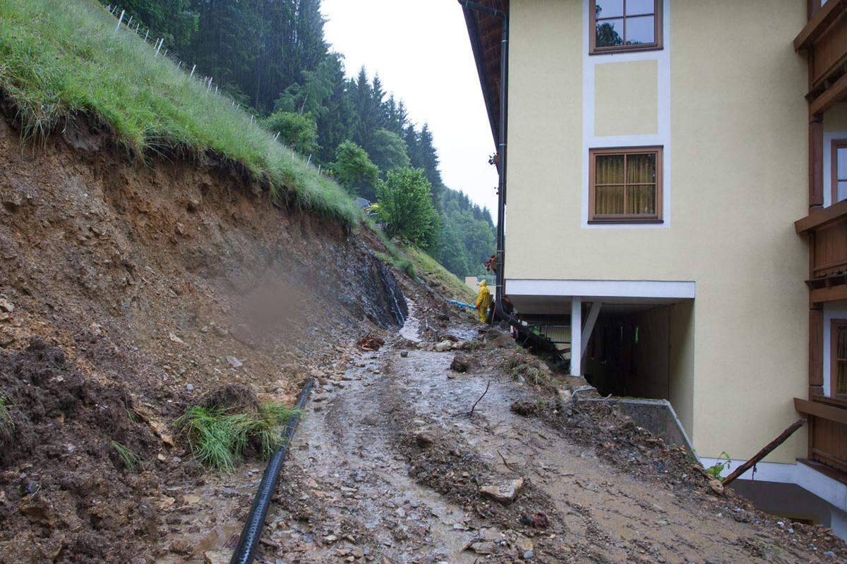 Im Salzburger Schüttdorf wurde ein Wohnhaus von einer Mure erfasst.